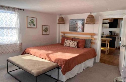Lanesborough Apartment | Bright Boho Apt in 18th c Berkshire Farmhouse