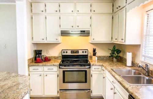 Huntsville House | Bright Bonita Bungalow-Yard-Deck-Medical District