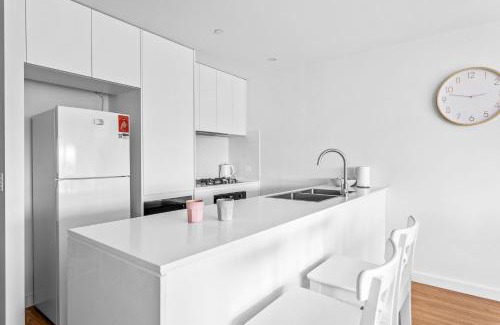 Shellharbour City Centre Apartment | Bright & Breezy Lakeview Retreat in Shellharbour