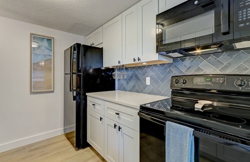 Fernandina Beach Condo | Bright & Breezy Beach Cottage – Walk to Sand, Pets Welcome!