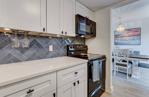 Fernandina Beach Condo | Bright & Breezy Beach Cottage – Walk to Sand, Pets Welcome!