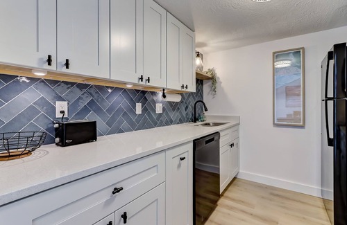 Fernandina Beach Condo | Bright & Breezy Beach Cottage – Walk to Sand, Pets Welcome!