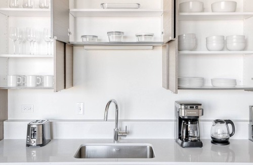 Bucktown Apartment | Bright Bucktown 1BR w/ Lounge, Roof & Gym, nr L, by Blueground