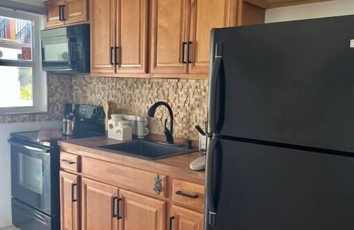 Lauderdale Beach House | Bright Bungalow. 2 min walk 2 Beach. Sleeps four