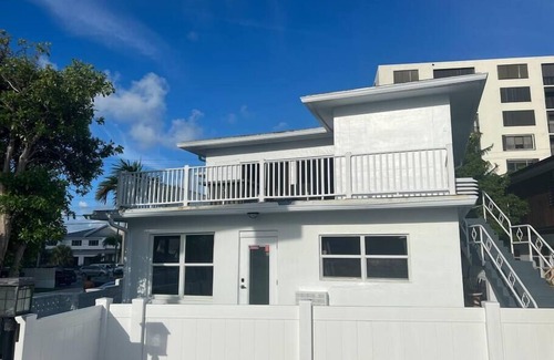 Lauderdale Beach House | Bright Bungalow. 2 min walk 2 Beach. Sleeps four
