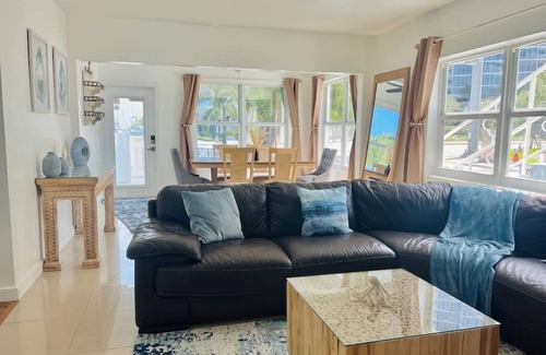 Lauderdale Beach House | Bright Bungalow. 2 min walk 2 Beach. Sleeps four