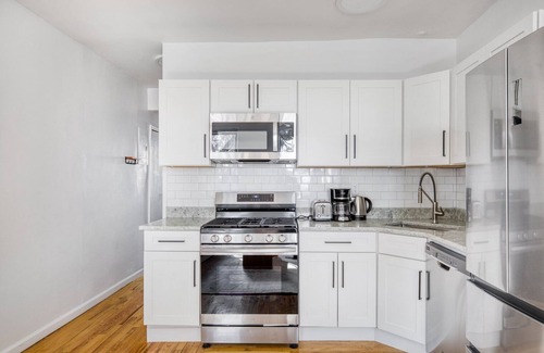Carroll Gardens Apartment | Bright Carroll Gardens 1BR w/W/D, near WF & Waterfront, by Blueground