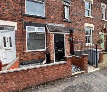 Crewe House | Bright & Central Home