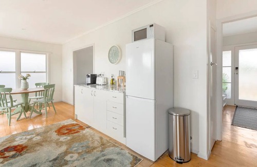 Milford House | Bright & Central Home with Mini Golf Area