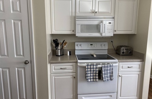 Aiken House | Bright centrally located 3 bed/2 bath with fenced private yard