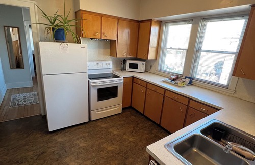 Central Business District Apartment | Bright, charming 2 bedroomdrm apartment. in downtown home in Kalamazoo