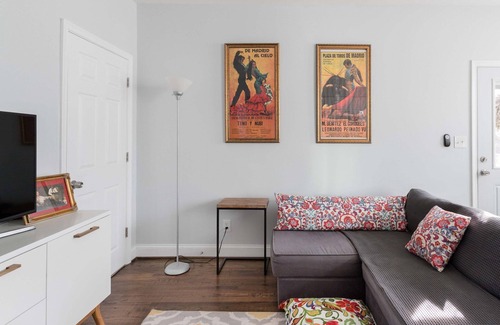 Northeast Bed & Breakfast | Bright Charming Guesthouse Close to Downtown DC