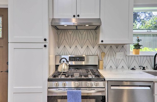 Oakland Cottage | Bright & Cheerful Bungalow in Heart of Oakland!