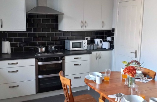 Radcliffe House | Bright, Cheerful, Comfortable 2-bedroom House Sleeps 6 - Free Parking