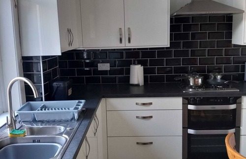 Radcliffe House | Bright, Cheerful, Comfortable 2-bedroom House Sleeps 6 - Free Parking