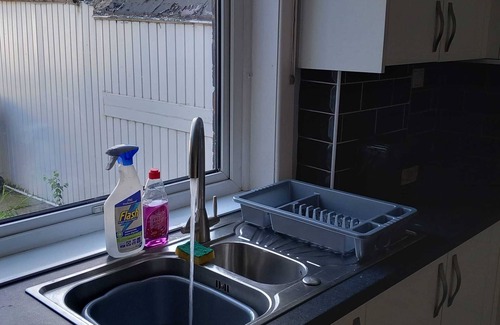Radcliffe House | Bright, Cheerful, Comfortable 2-bedroom House Sleeps 6 - Free Parking