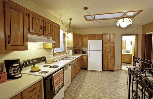 Richmond House | Bright, Cheerful & Perfectly Portland! Walk to Hawthorne and Division St.