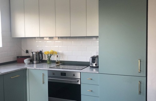 Brighton House | Bright & cheerful seaside house. 15mins drive to Brighton.