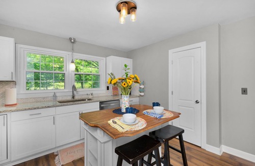 Fort Mill House | Bright & Cheery Bungalow - Mins to Downtwn Fort Mill