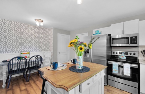 Fort Mill House | Bright & Cheery Bungalow - Mins to Downtwn Fort Mill