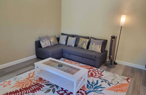 Estates House | Bright & Cheery Cottage waiting for you!
