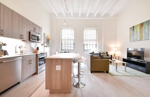 Chinatown Apartment | Bright & Clean 1BR |Full Kitchen & Laundry| Downtown