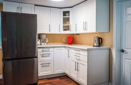 Port Dover House | Bright, clean, central to downtown Dover. Short walk to shops, pier and beach.