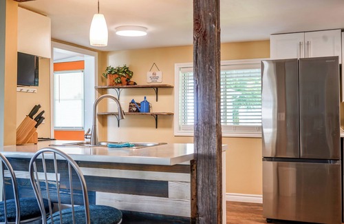 Port Dover House | Bright, clean, central to downtown Dover. Short walk to shops, pier and beach.