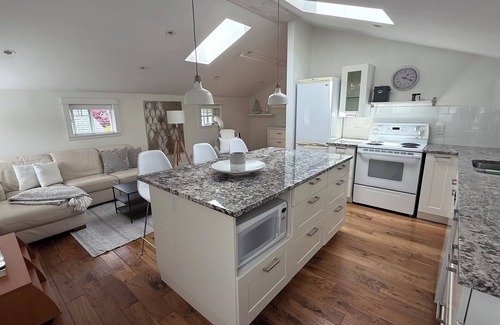 Crescent Beach Apartment | Bright, clean coach house suite in desirable Ocean Park close to Crescent Beach.