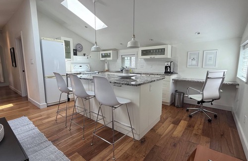 Crescent Beach Apartment | Bright, clean coach house suite in desirable Ocean Park close to Crescent Beach.
