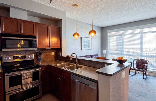 Northwest Calgary Condo | Bright, clean one bedroom condo with amazing views. Quick exit to the mountains!