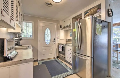 Niantic Cottage | ☀️Bright Coastal Cottage - Private Beach 🏖 600 ft
