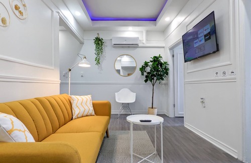 Windsor House | Bright & colorful downtown gem with free parking