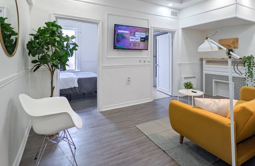 Windsor House | Bright & colorful downtown gem with free parking