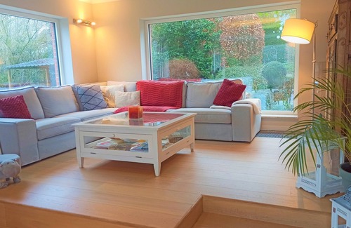 Bonlez House | Bright, comfortable country villa with swimming pool, tennis court and cinema.