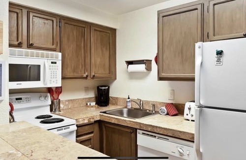McCall Condo | BRIGHT & COMFORTABLE CONDO CLOSE TO EVERYTHING! NICE WOOD FIREPLACE & FREE WIFI!