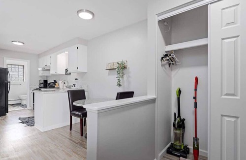 Mount Clemens Apartment | Bright & Comfy 1 Bedroom Flat | Hollywood Suites