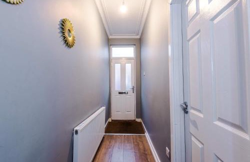 Belle Vue House | Bright & Comfy 4-Bedroom House 10 mins to City by Rest&Recharge