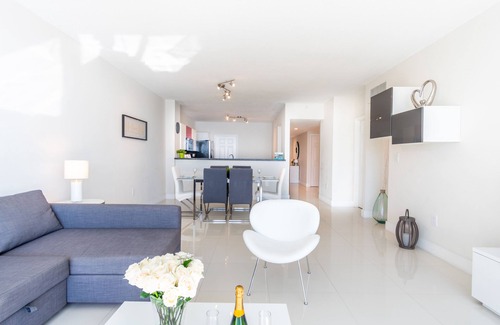 Sunny Isles Beach Condo | Bright condo with striking views of the waterway | WIFI + Parking