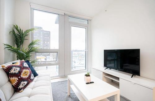 Mount Pleasant Apartment | Bright Condo with AC and Parking near Science World for 4 Guests