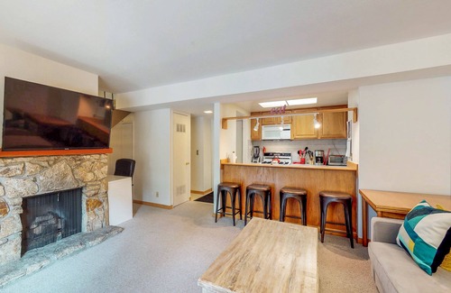 Lake Forest Condo | Bright condo with outdoor pool, hot tub, tennis, sauna & patio - walk to lake