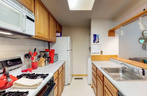 Lake Forest Condo | Bright condo with outdoor pool, hot tub, tennis, sauna & patio - walk to lake