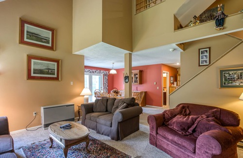 North Conway Condo | Bright condo with WiFi, fireplace, outdoor pool, & excellent location