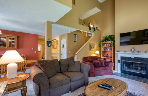 North Conway Condo | Bright condo with WiFi, fireplace, outdoor pool, & excellent location
