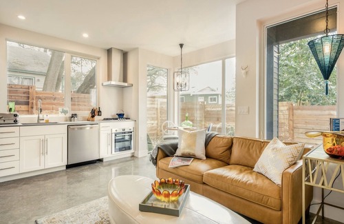 Galindo House | Bright Contemporary Guest House with Private Patio, Walk to S Congress, Downtown