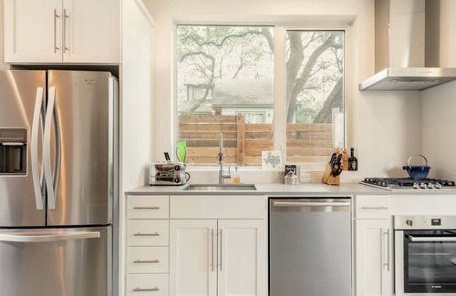 Galindo House | Bright Contemporary Guest House with Private Patio, Walk to S Congress, Downtown