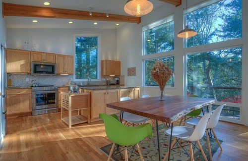 Eastsound House | Bright, Contemporary, Private, Walk to Shops, Cafe and Beaches