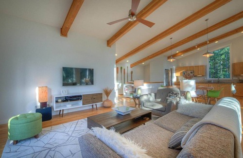 Eastsound House | Bright, Contemporary, Private, Walk to Shops, Cafe and Beaches