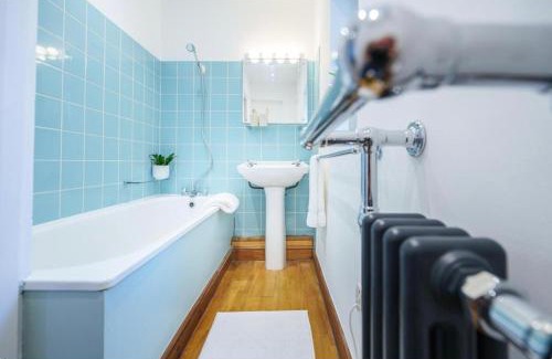 Livesey Apartment | Bright & Contemporary Peckham Stay