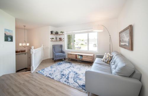 Steinbach House | Bright & Convenient b/w 2 Parks